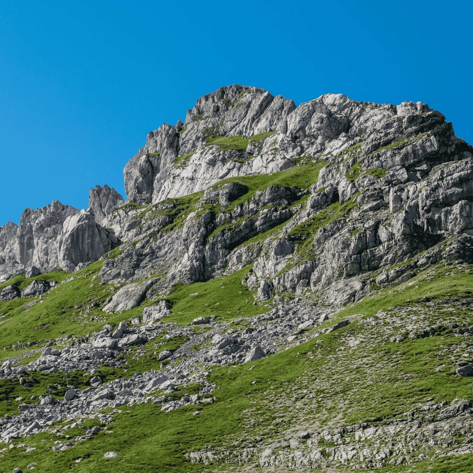 stenoviti vrh na durmitoru i plavo nebo u pozadini