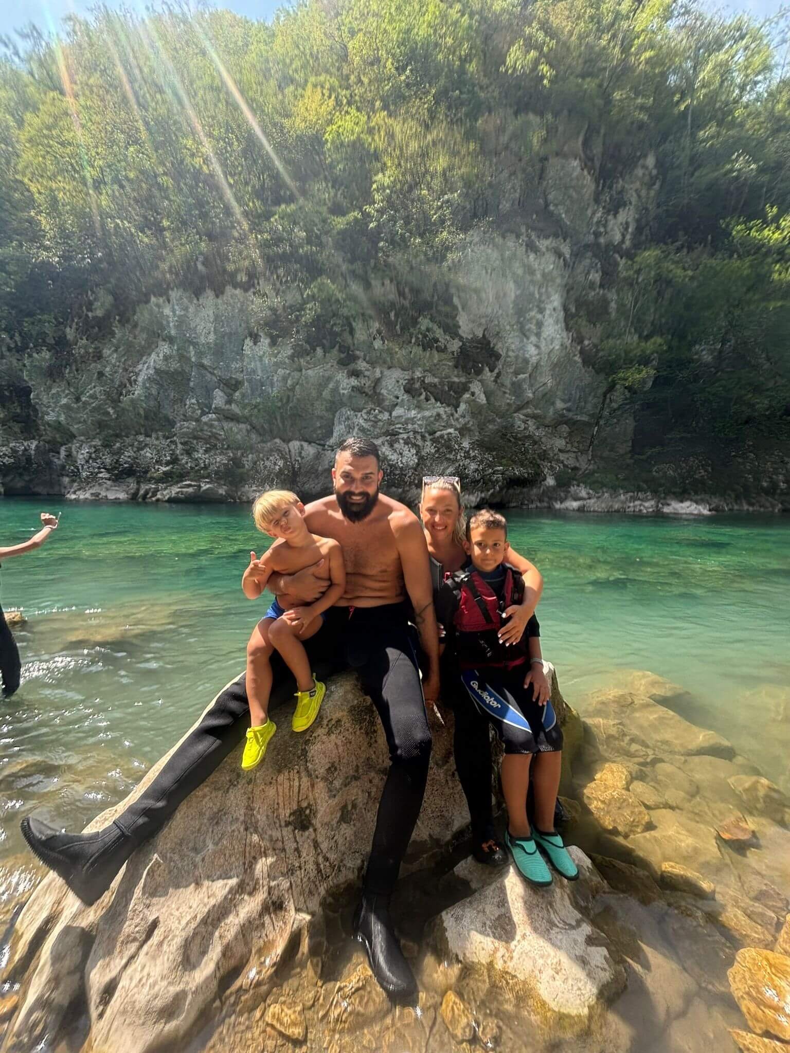 Porodični Aranžman porodica na raftingu